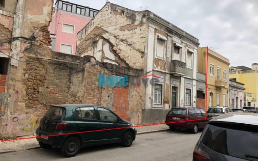 Prédio de 3 andares no Centro de Alhandra