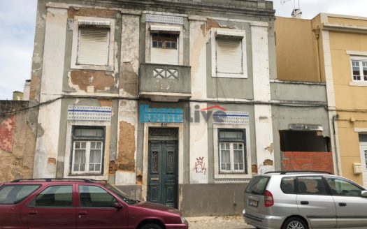 Prédio de 3 andares no Centro de Alhandra